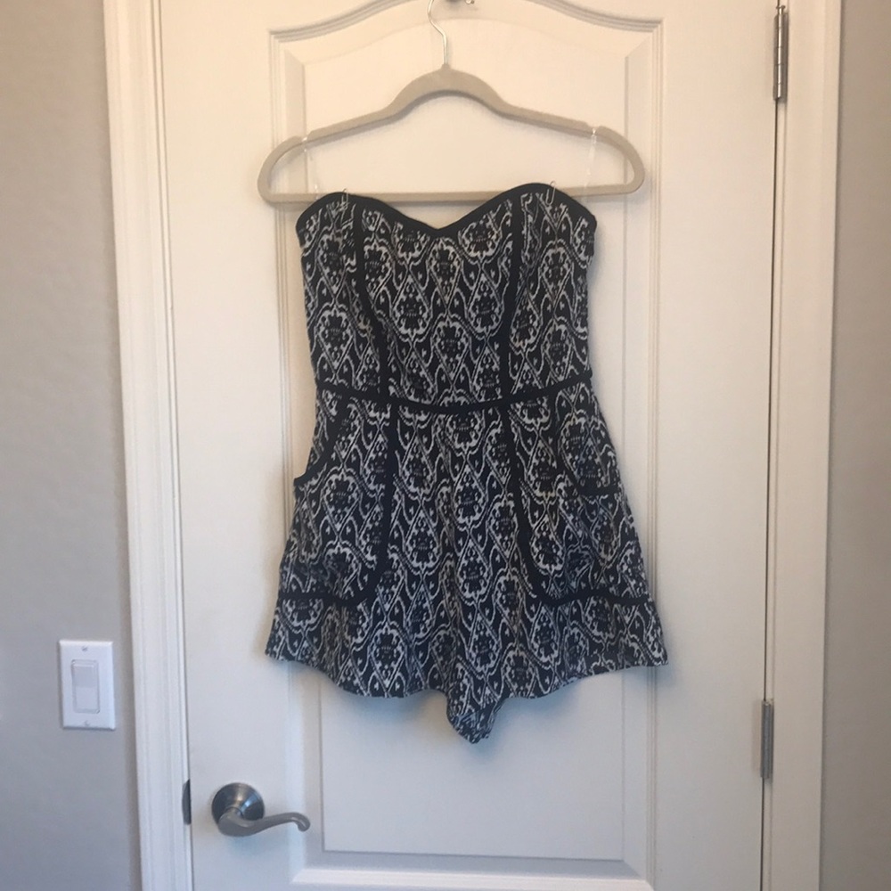 Black and white romper with pockets